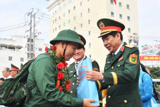 Thượng tướng Nguyễn Văn Gấu dự Lễ giao nhận quân tại tỉnh An Giang