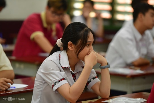 Thí sinh 'như bị đánh úp khi tuyển sinh thay đổi phút 89'