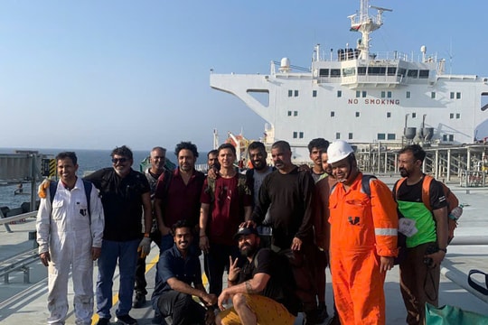 Thuyền viên Việt Nam cứu nạn tàu quốc tế bị bắn trên vịnh Oman