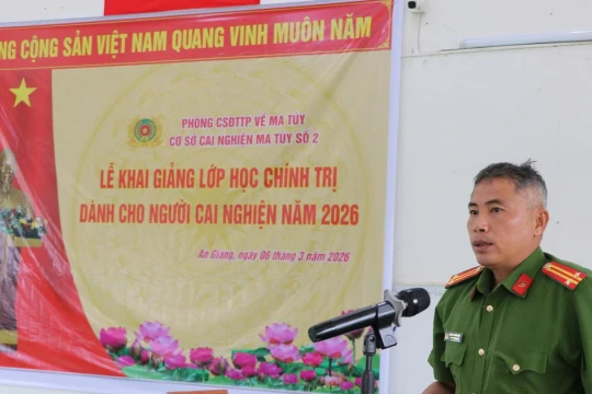 Khai giảng lớp học chính trị dành cho người cai nghiện ma túy