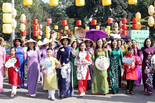 Rực rỡ áo dài tháng ba