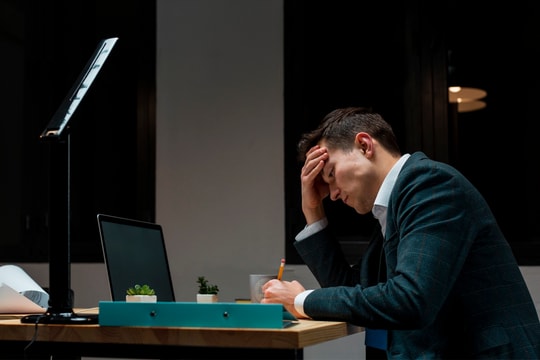 Giáo sư trẻ đột ngột qua đời, dư luận trăn trở chuyện "làm việc quá sức"