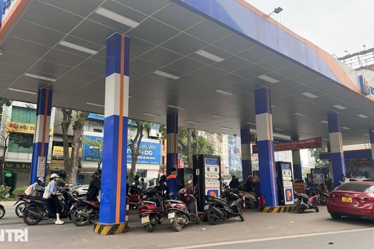 Giá xăng có loại tăng 7.000 đồng/lít, vài điểm đông khách, nơi bán giới hạn