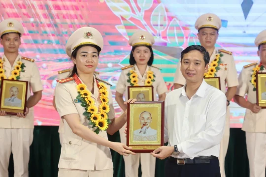 Nữ công an 9x mang tiếng nói người dân vào nghị trường