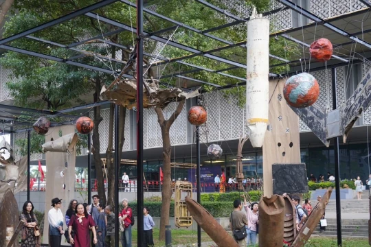 Bản giao hưởng từ những mảnh xác máy bay