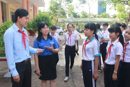 Giáo viên bậc THCS kiêm công tác Bí thư Đoàn có được hưởng như THPT?