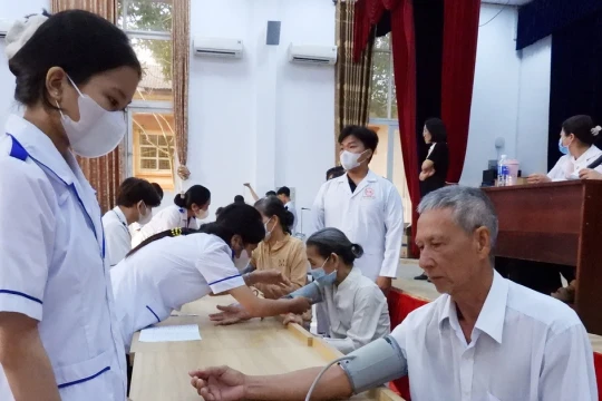 Trường đại học tổ chức khám bệnh và cấp thuốc miễn phí cho gần 4.000 người dân Vĩnh Long