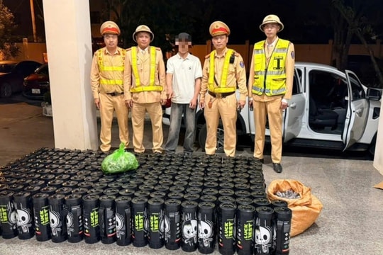 CSGT phát hiện ô tô bán tải chở 192 bình nghi khí cười lúc rạng sáng