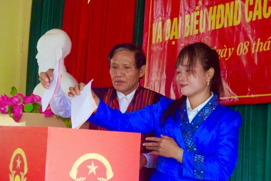 Đồng bào Bru-Vân Kiều ở 3 bản vùng sâu Trường Sơn, Quảng Trị bầu cử sớm