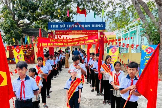 Rộn ràng diễu hành cổ động bầu cử của học sinh vùng núi Lâm Đồng