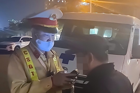 Tài xế xe biển xanh ở Hà Nội vi phạm nồng độ cồn trong đêm 8/3