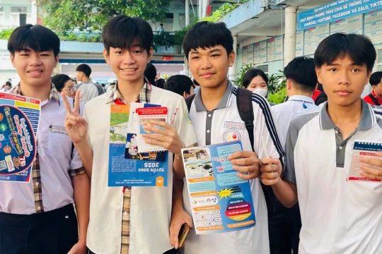 Số hóa tuyển sinh để chấm dứt cảnh xếp hàng thâu đêm