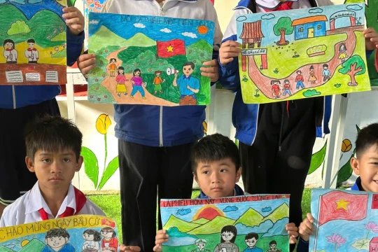 Học sinh Xơ Đăng vẽ tranh hướng về ngày hội bầu cử
