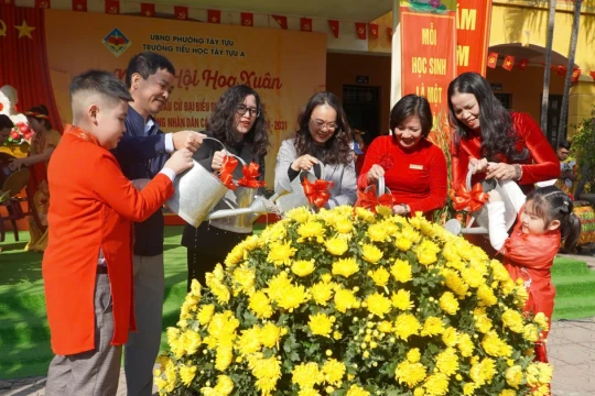 Cùng trò tiểu học tìm hiểu ngành nghề truyền thống của địa phương