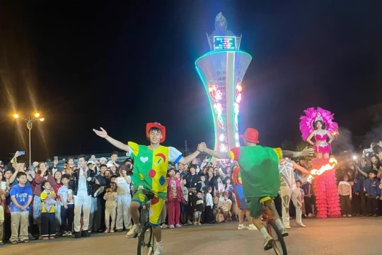 Hàng vạn người tham gia Carnaval đường phố tại Điện Biên