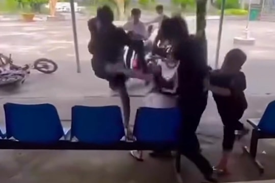 Nam sinh bị nhóm 5 người đánh hội đồng trước cửa nhà văn hoá xã