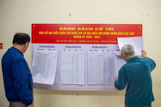 Cử tri phải xếp hàng lần lượt để thực hiện việc bỏ phiếu