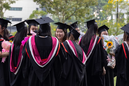 Singapore: Sinh viên ra trường lương khởi điểm vẫn 3.500 USD/tháng trong 3 năm qua