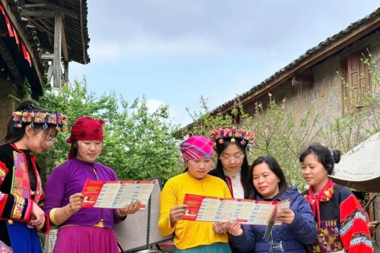 Thông tin bầu cử đến với người dân vùng biên bằng nhiều ngôn ngữ