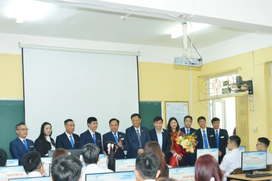 Trường Đại học Hàng hải Việt Nam được tặng một phòng máy tính