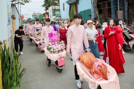 Chú rể dùng 9 xe rùa chở sính lễ đến nhà gái trong ngày ăn hỏi