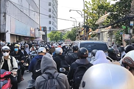 Sinh viên Đại học Công nghiệp TP HCM chật vật tìm chỗ gửi xe