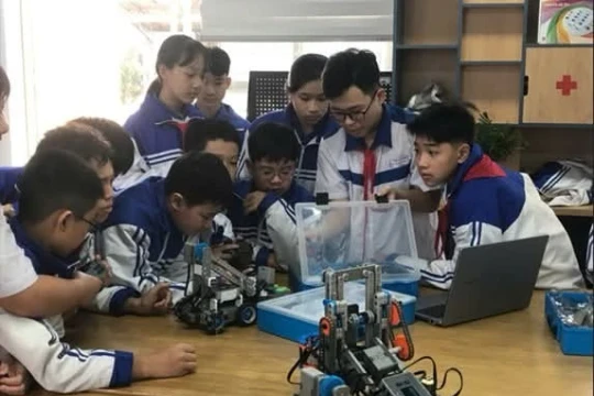 Học sinh Tuyên Quang sôi nổi với sân chơi STEM, AI & Robotics trong trường học