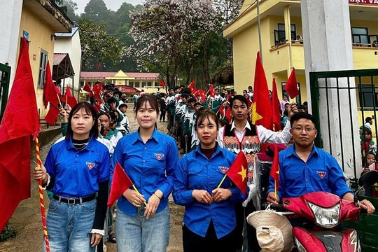 Cán bộ, học sinh xã Tìa Dình về bản tuyên truyền bầu cử