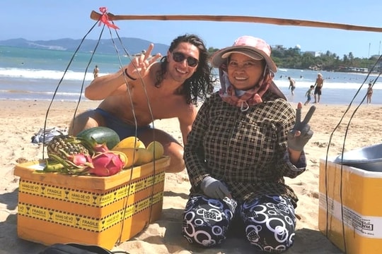 Từ cô bán hoa quả ở Nha Trang: Bài học tiếng Anh bằng “trái tim”