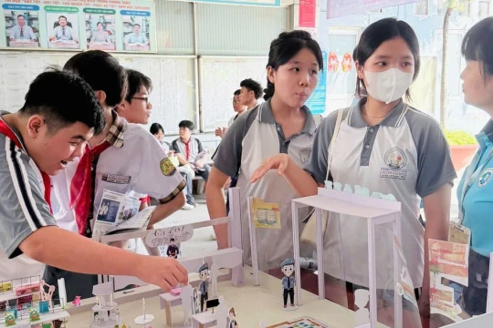 Hướng nghiệp học sinh THCS: 'Mắt thấy, tai nghe' nghề nghiệp tương lai