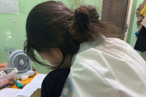 Sinh viên kể chuyện đi làm gia sư, sốc vì bị học sinh hỏi “sao cô xấu quá”