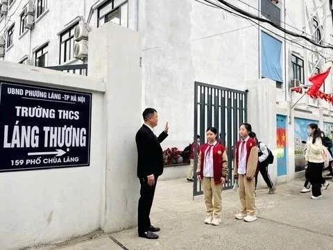 Bức ảnh thầy giáo trước cổng trường ở Hà Nội nhận "bão" like