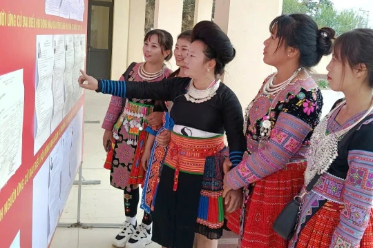 Hiệu trưởng vùng biên băng rừng tuyên truyền bầu cử