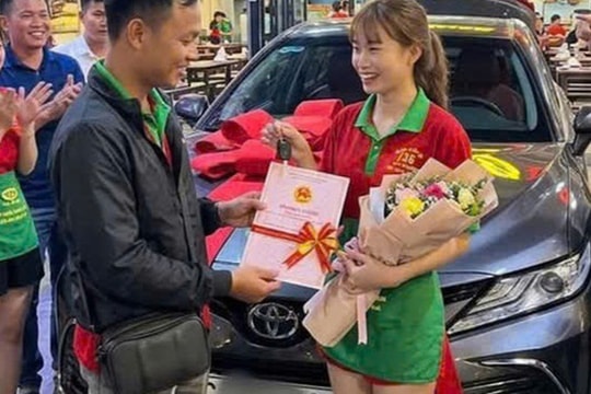 Nam nhân viên trúng độc đắc 18 tỉ đồng tiếp tục gây bất ngờ khi tặng ô tô cho em gái chủ quán
