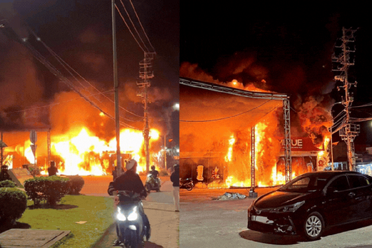 NÓNG: Cháy lớn tại quán Mixue ở Quảng Ninh, lửa bùng dữ dội thiêu rụi cửa hàng khiến nhiều người hốt hoảng