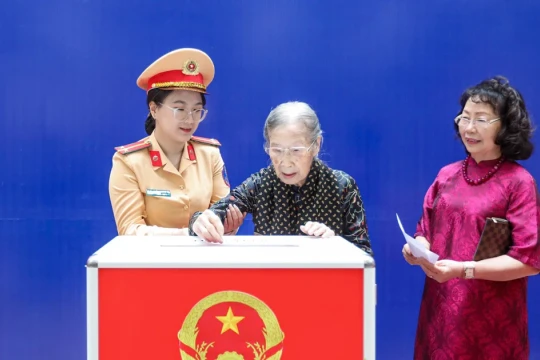 Công an Hà Nội hỗ trợ cử tri cao tuổi đi bỏ phiếu
