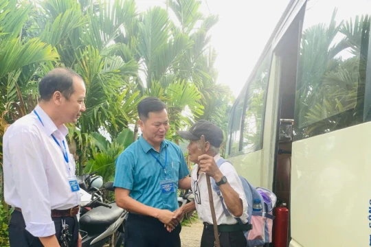 Xe buýt vượt núi đưa cử tri vùng cao Đà Nẵng đi bỏ phiếu