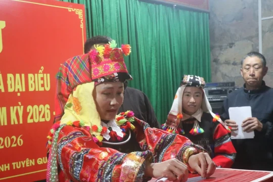 Cử tri nơi cực Bắc đi bầu từ khi trời chưa sáng rõ