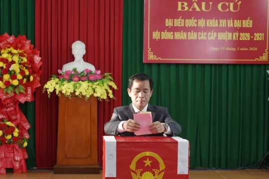 7 cử tri trên 100 tuổi tham dự lễ khai mạc và bỏ phiếu bầu cử ở Quảng Trị