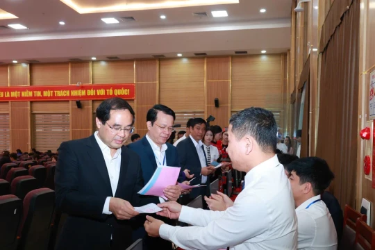 Bí thư Tỉnh ủy Thái Nguyên bỏ phiếu cùng cử tri tại Trường Đại học Khoa học