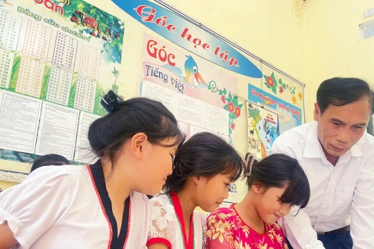 30 năm bám bản xây trường: Một đời gắn với học trò vùng biên