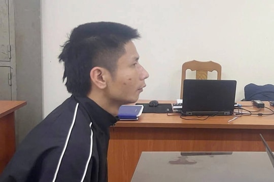 Tạm giữ đối tượng cầm 2 dao chém người đi đường, đấm công an ở Hà Nội