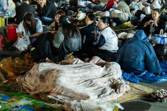 Fan mang chăn, chiếu ngủ qua đêm chờ xem 'Anh trai say hi'