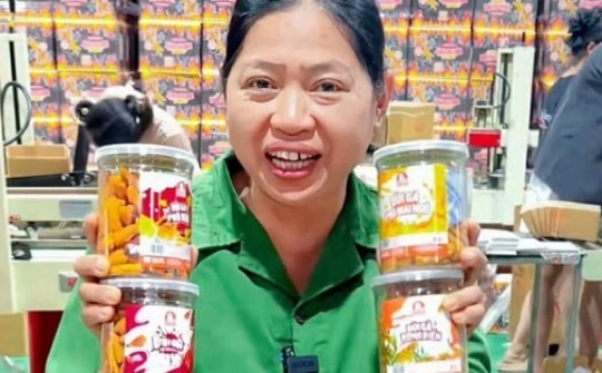 Người phụ nữ bán đồ ăn vặt, thu gần 230 tỉ đồng chỉ trong 1 năm