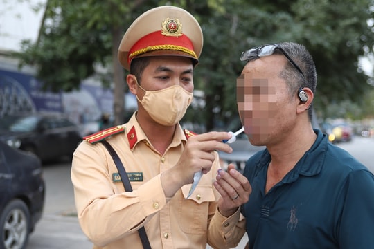 CSGT test ma túy hàng chục tài xế xe đưa đón học sinh ở Hà Nội