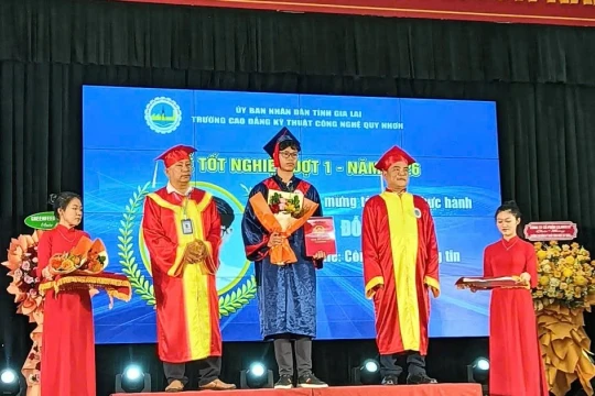 Gần 900 sinh viên Trường CĐ Kỹ thuật Công nghệ Quy Nhơn nhận bằng tốt nghiệp