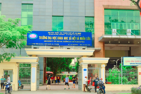 Sinh viên "tố" phải đóng 15 triệu mới được nhận bằng, nhà trường nói gì?