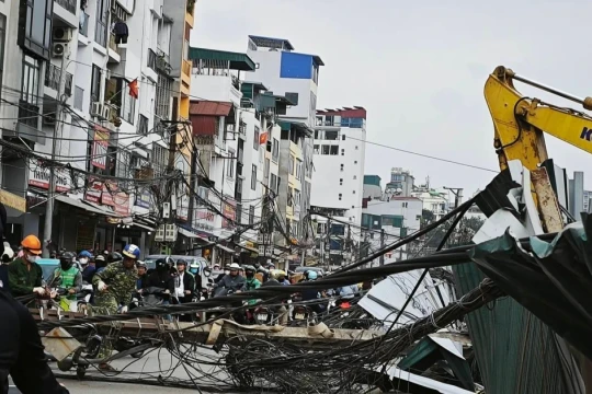 Hà Nội: Cột điện bất ngờ đổ chắn ngang đường La Thành