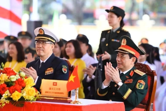 Bộ trưởng Bộ Quốc phòng Việt Nam - Trung Quốc thăm Trường THPT Trần Phú