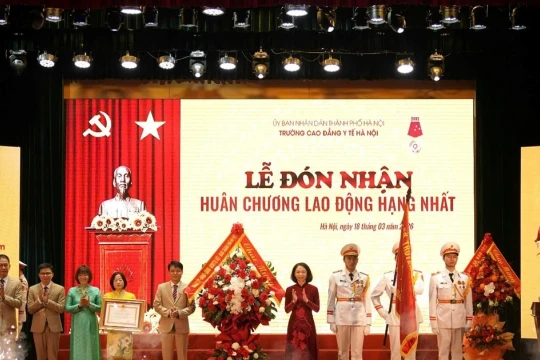 Trường Cao đẳng Y tế Hà Nội đón nhận Huân chương Lao động hạng Nhất